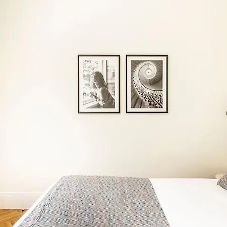 Plum Guide - Rio & Pedra Apartment Porto